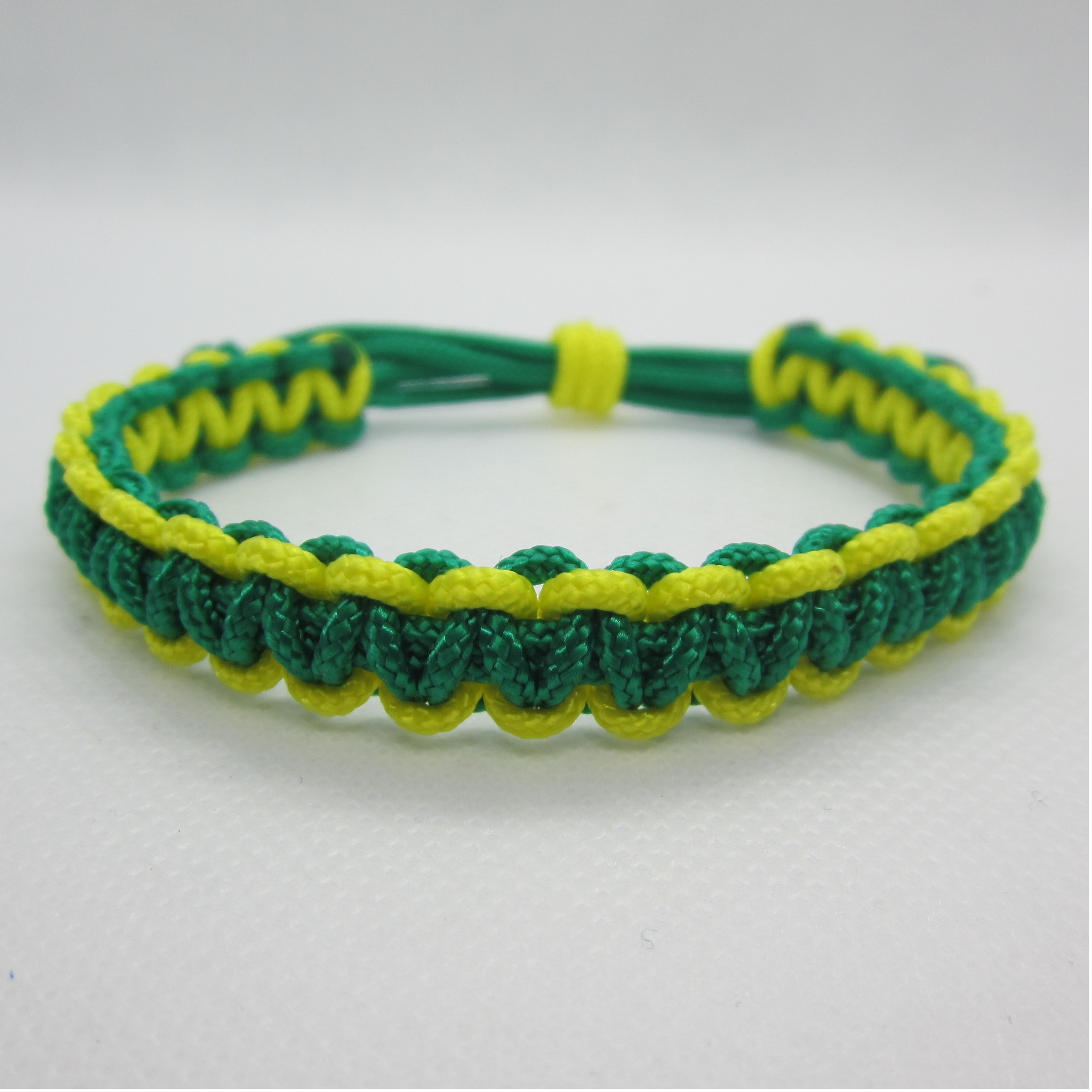 Bracelet macrame green with yellow lines